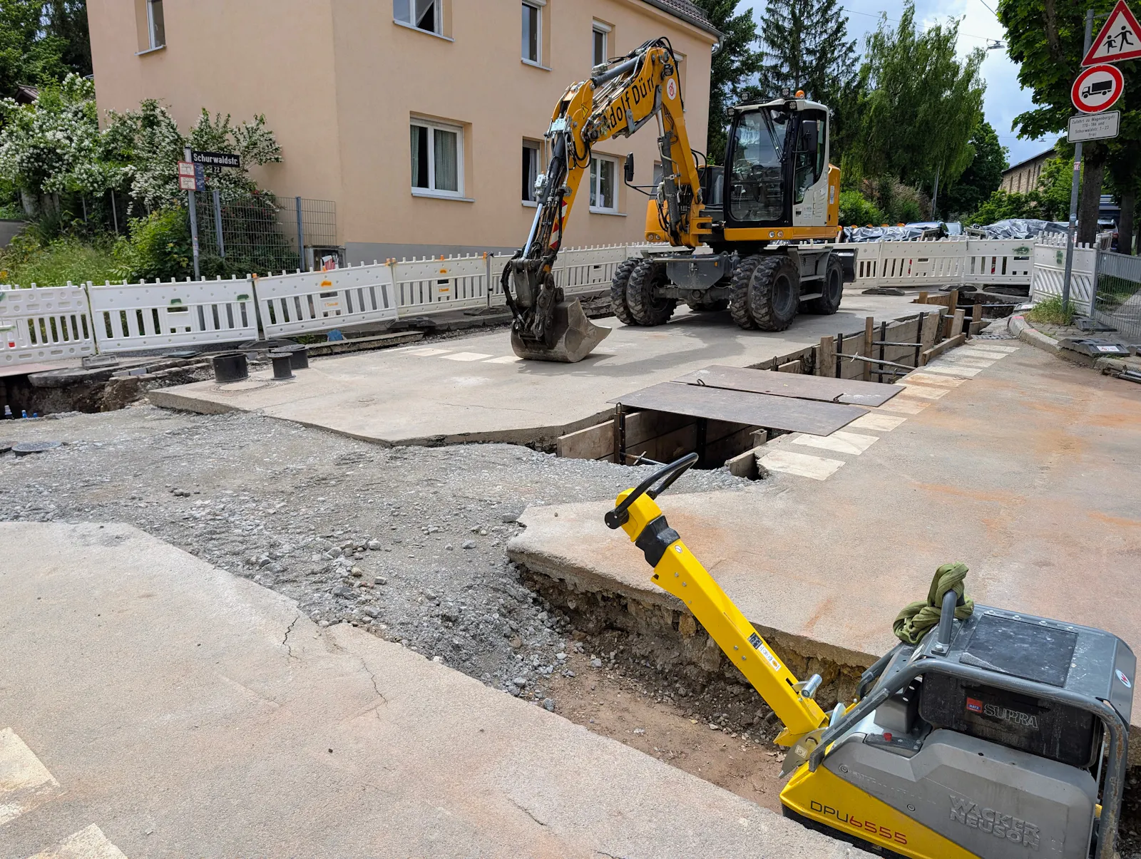 An der Kreuzung Schurwaldstraße / Krauchenweg werden die Leitungsgruben nach und nach wieder aufgefüllt. Foto: Jürgen Brand