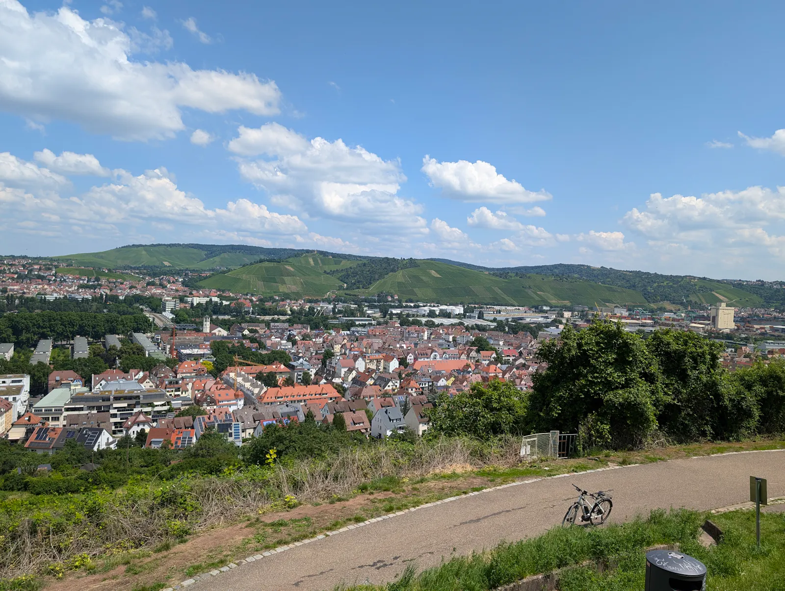 An diesem Samstag, 26. April, wird in Stuttgart-Wangen Maimarkt gefeiert. Dabei feiert auch ein großer Flohmarkt in der Kelter Maimarkt-Premiere. Foto: Jürgen Brand