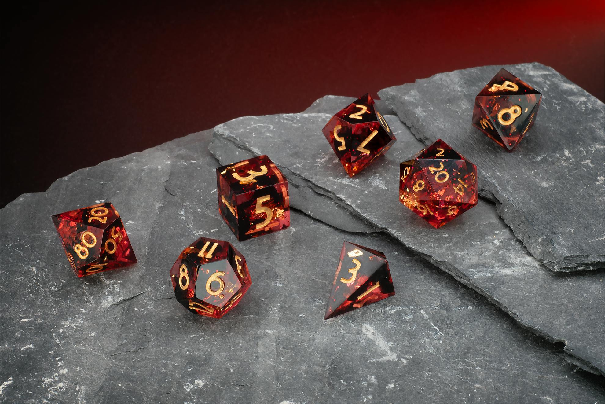 Rot-transparentes Polyeder-Würfelset mit goldenen Zahlen und feinen Glitzerpartikeln.
