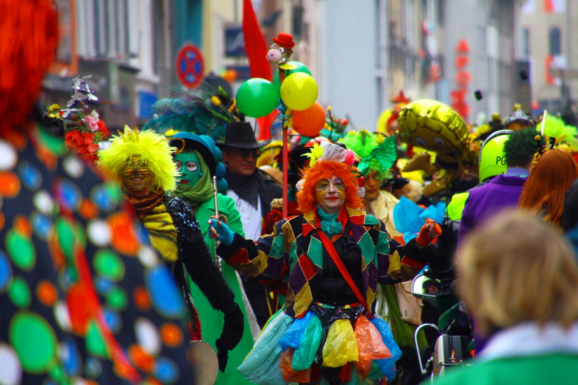 Närrinnen und Narren bei einem Rosenmontagsumzug in Köln.