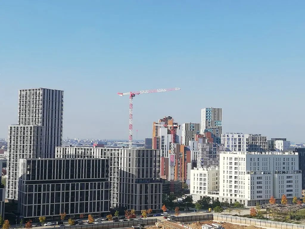 Cascina Merlata è un quartiere nella parte nord-occidentale della città diventato il bersaglio di tutte le critiche riguardanti il Modello Milano.