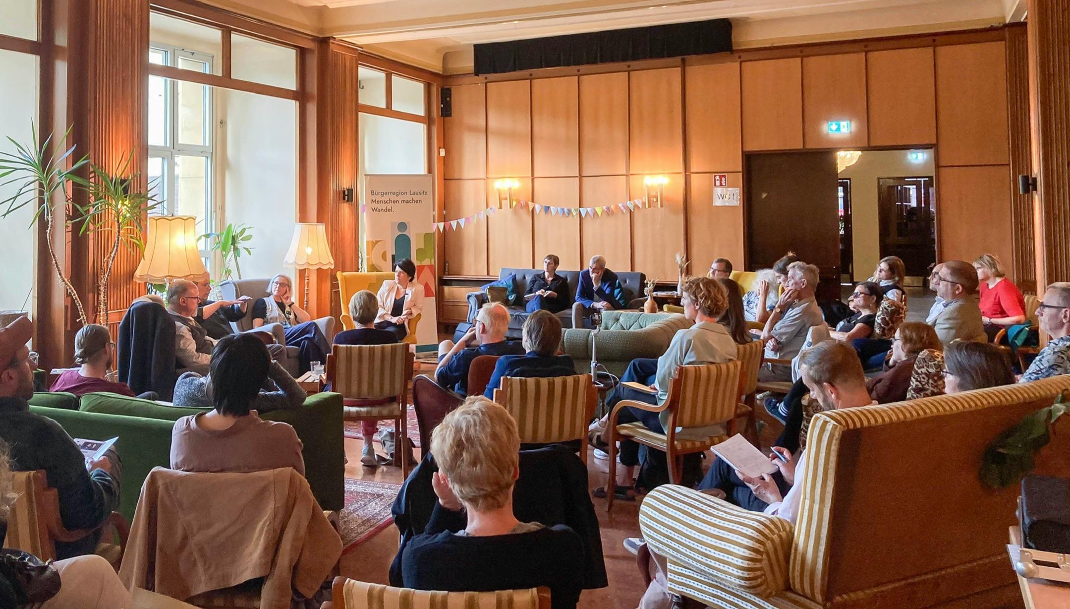 TALK MITTENDRIN | Was hat die Lausitz wirklich vom Strukturwandel? Darüber haben wir munter diskutiert beim Neue Perspektiven Talk in der Cottbuser Kirche Mittendrin. Dieser Ort steht für praktischen Wandel: Früher ein Restaurant, dann Büro, heute ist es ein vielfältiger Event-Ort im Zentrum. Zu Gast waren Jörg Heidig (v.l.) und Stefan Zundel im Gespräch mit Dagmar Schmidt und Christine Keilholz. Fortsetzung folgt. Foto: Lausitzer Perspektiven / Magdalena Filser