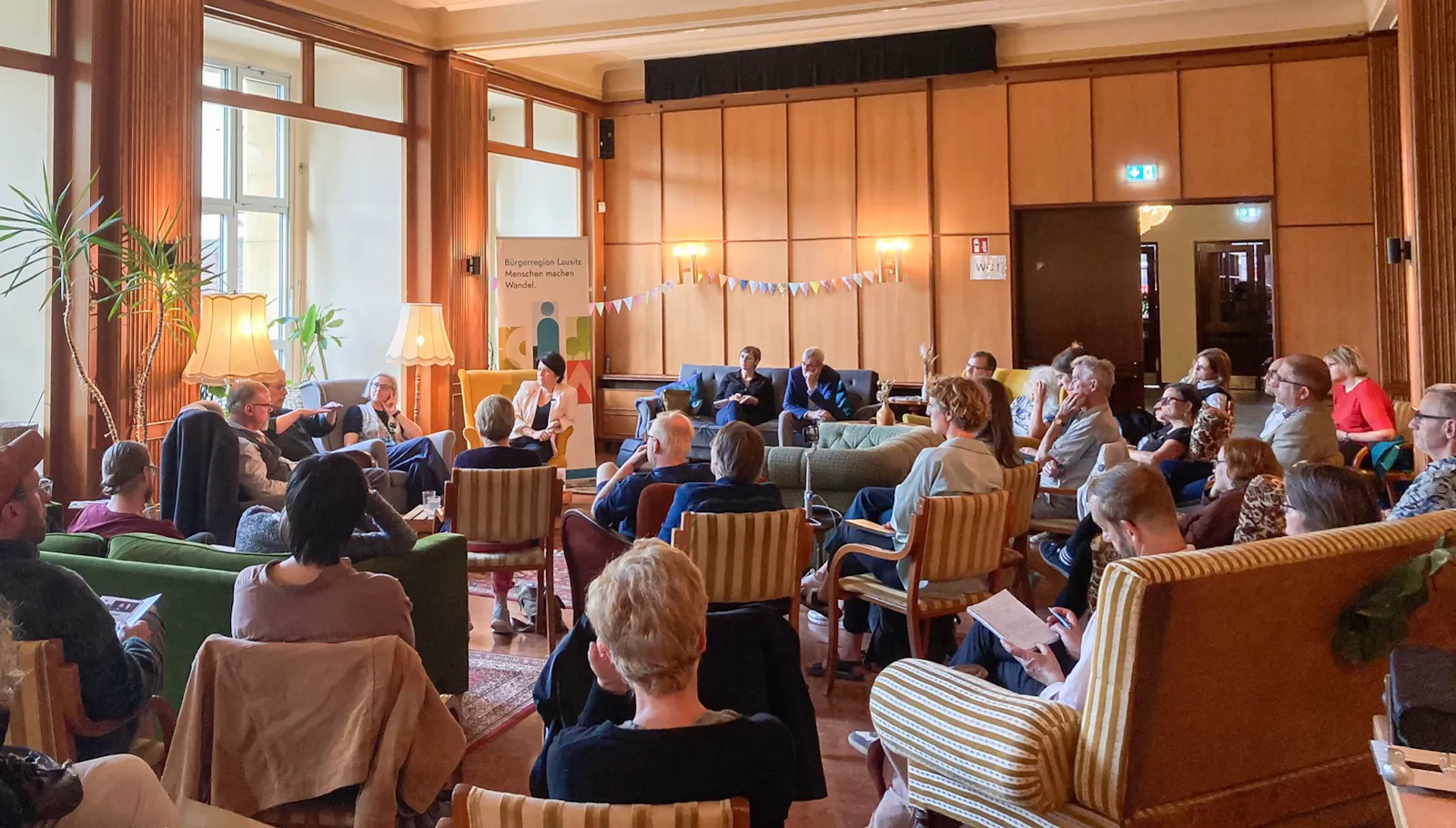TALK MITTENDRIN | Was hat die Lausitz wirklich vom Strukturwandel? Darüber haben wir munter diskutiert beim Neue Perspektiven Talk in der Cottbuser Kirche Mittendrin. Dieser Ort steht für praktischen Wandel: Früher ein Restaurant, dann Büro, heute ist es ein vielfältiger Event-Ort im Zentrum. Zu Gast waren Jörg Heidig (v.l.) und Stefan Zundel im Gespräch mit Dagmar Schmidt und Christine Keilholz. Fortsetzung folgt. Foto: Lausitzer Perspektiven / Magdalena Filser