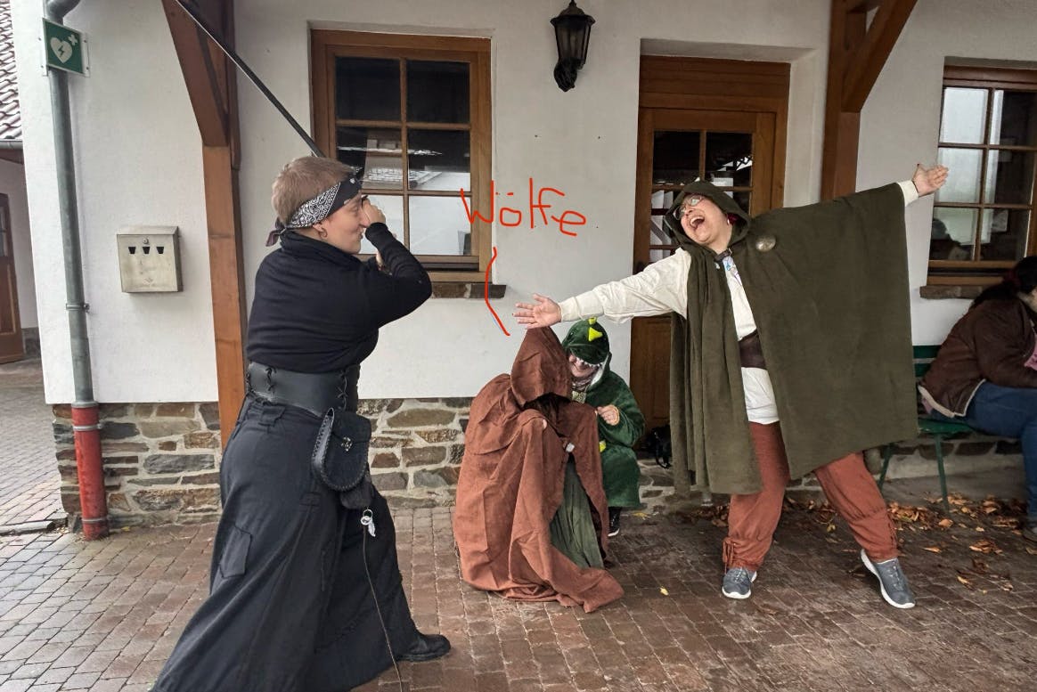 Ein Krieger begegnet dem Eschbacher Wolfspärchen, dargestellt von Menschen.