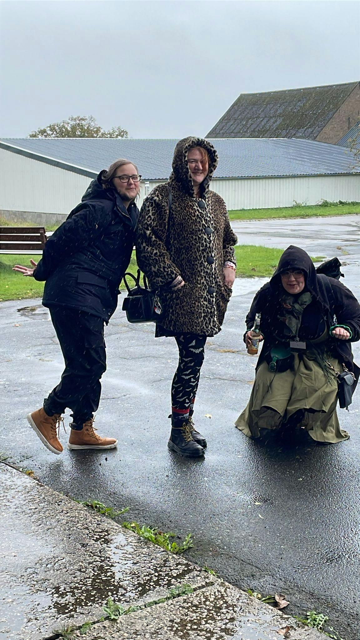 Drei Menschen, die eine Gruppe von Tieren darstellen: Eine Echse, ein Leopard und ein  Frosch
