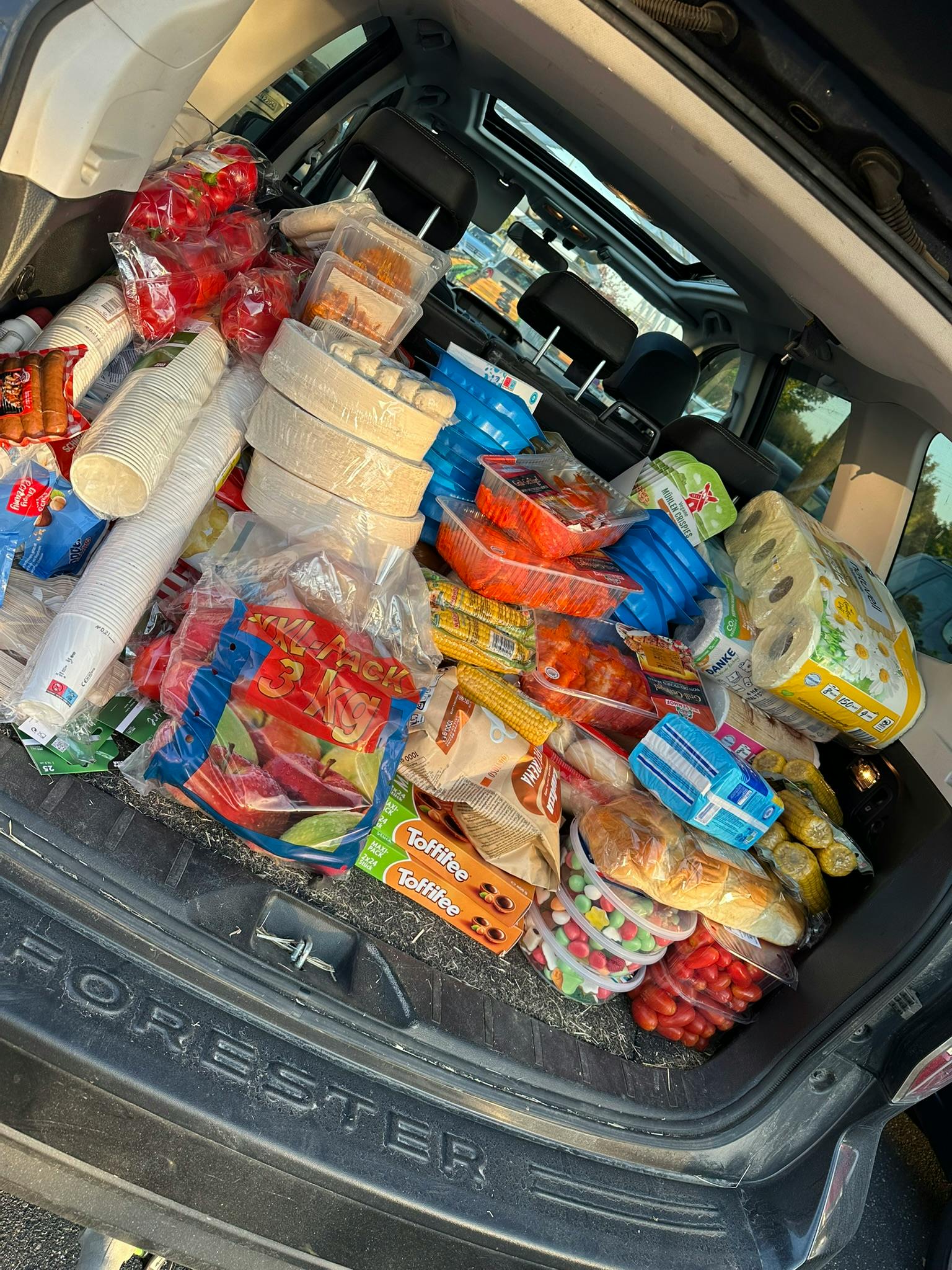 Der Kofferraum von Aylin SUV, der vollgepackt mit Essen für 120 Menschen ist.
