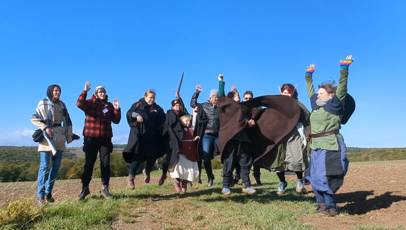 Eine Gruppe von Abenteurern, die der Schwerkraft trotzt, indem sie in die Luft springt.