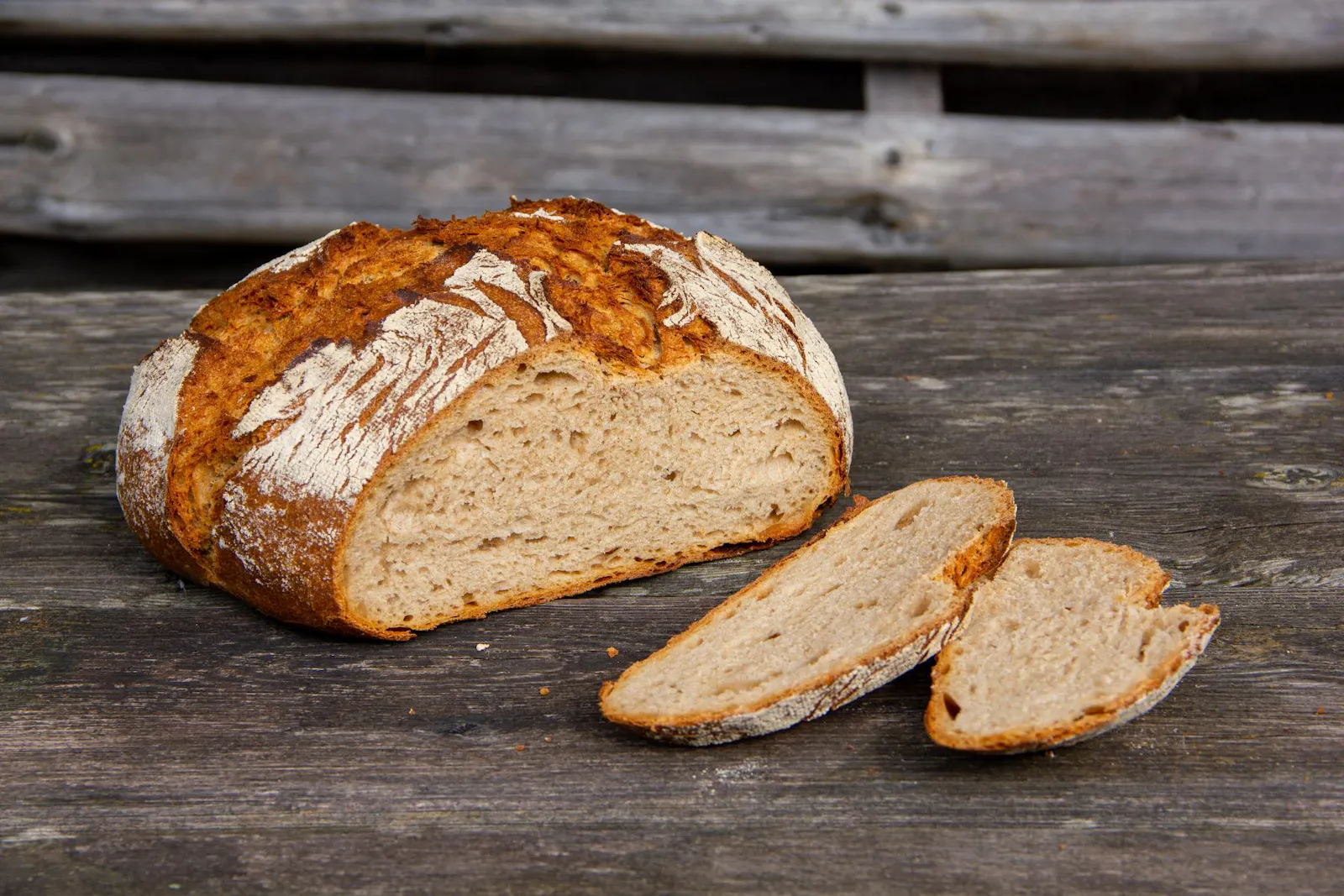 Ein herrlich lockeres, saftiges und innerhalb von weniger als fünf Stunden herstellbares Dinkelbrot mit Einkornanteil. Die Details der Rezeptentwicklung und einige Tipps verrät der folgende Artikel.