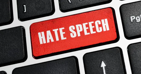 Computer-Tastatur mit einer Taste, die "Hate Speech" lautet / Bild: Canva