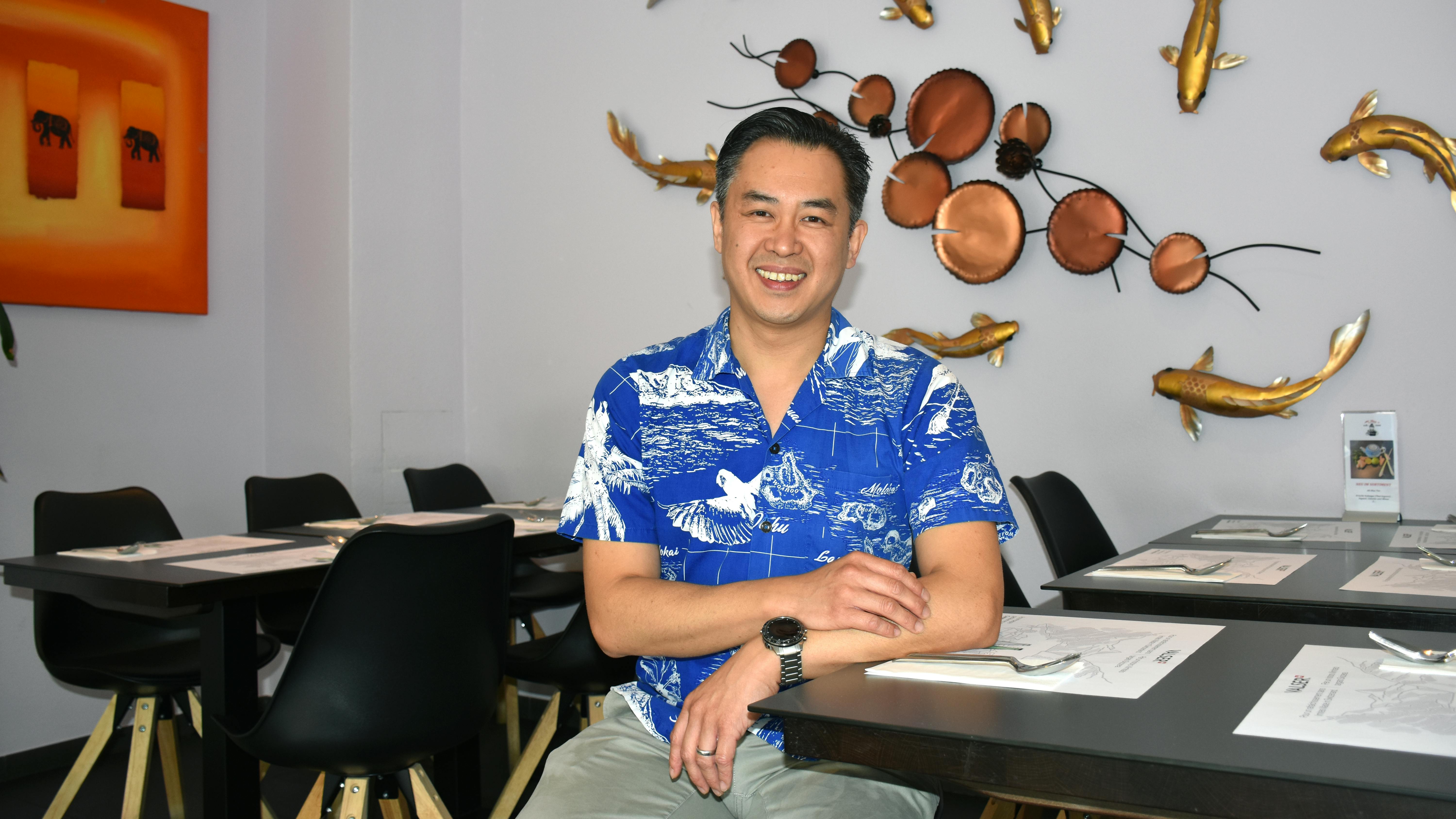 Yiea Wey Te sitzt im Restaurant Ah-Hua an einem Tisch.