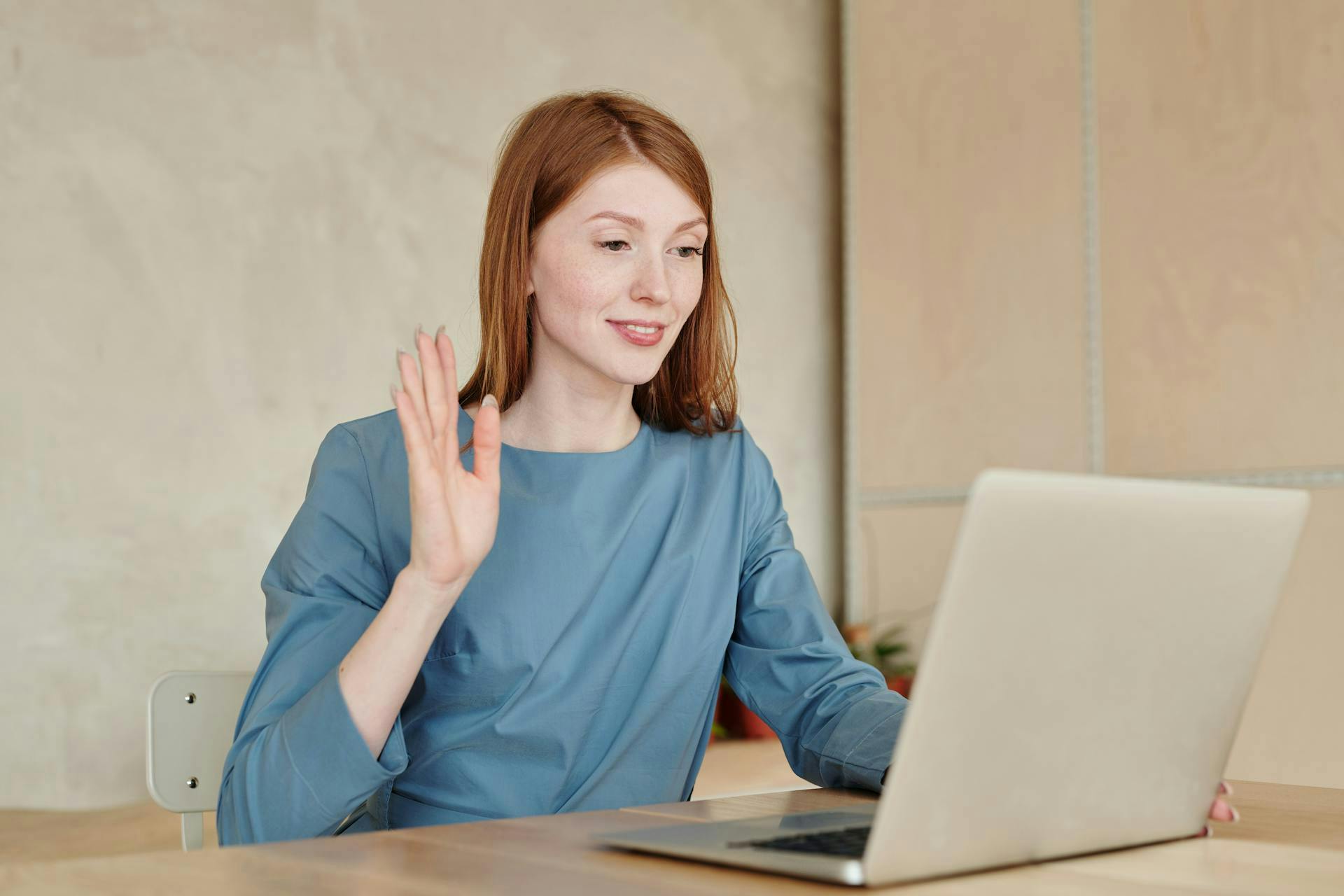 Frau spricht am Computer