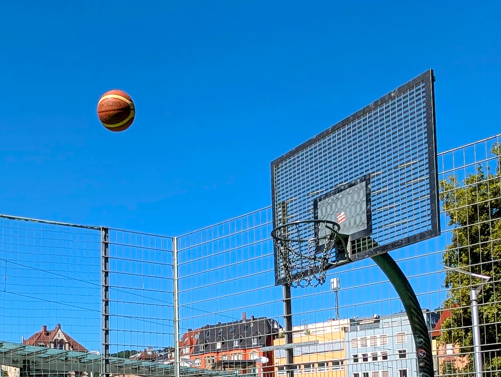 Viele Spielerinnen und Spieler auf dem Marienplatz würden gerne länger Körbe werfen. Foto: Jürgen Brand