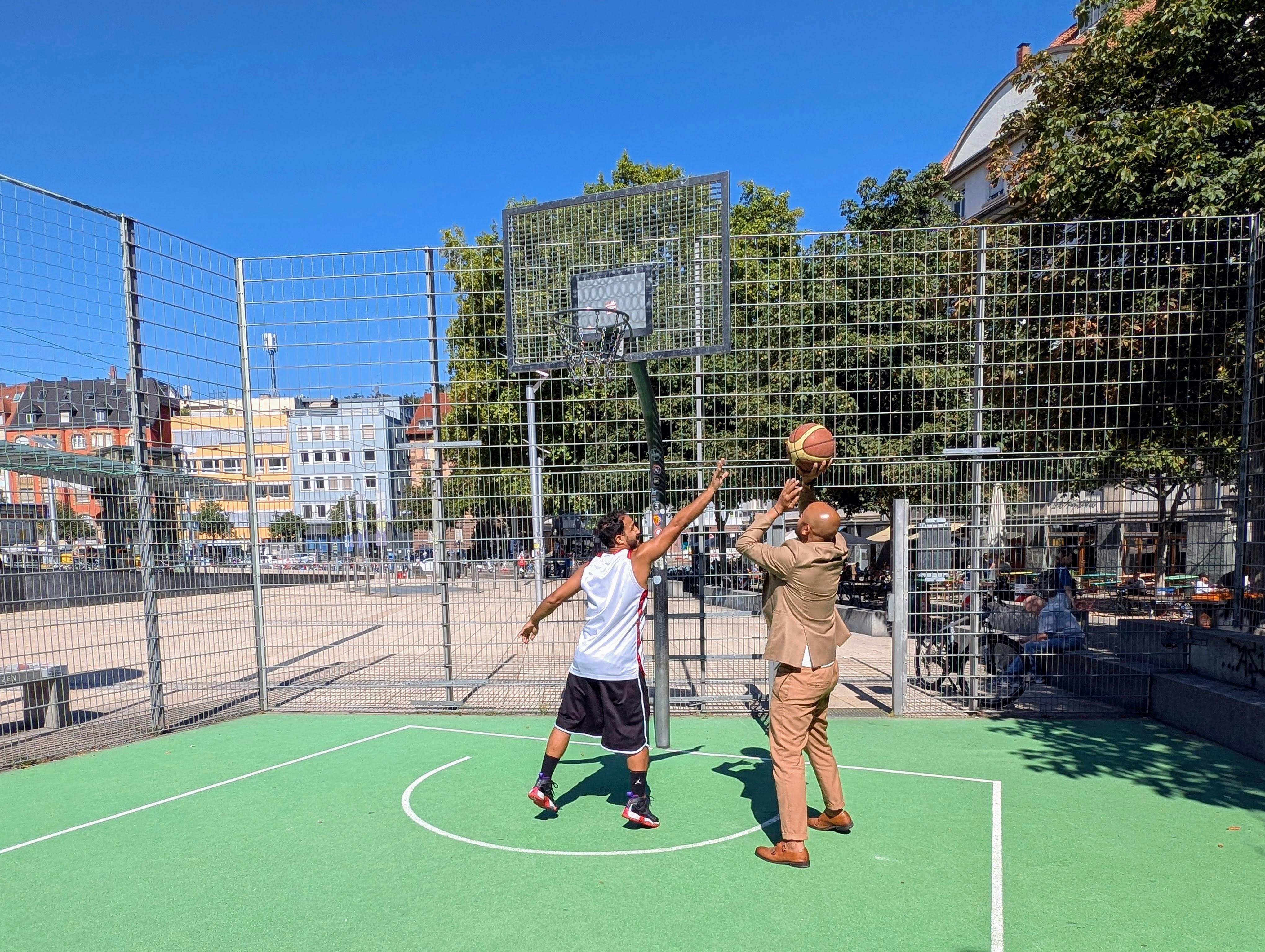 Mathias Blanck (links) und Dr. Tobias Christian Fischer und viele andere Basketball-Spielerinnen und -Spieler würden abends gerne länger Körbe werfen. Foto: Jürgen Brand