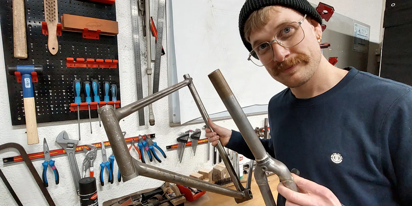 Markus Straussner mit selbstgebautem Rahmen und Gabel.