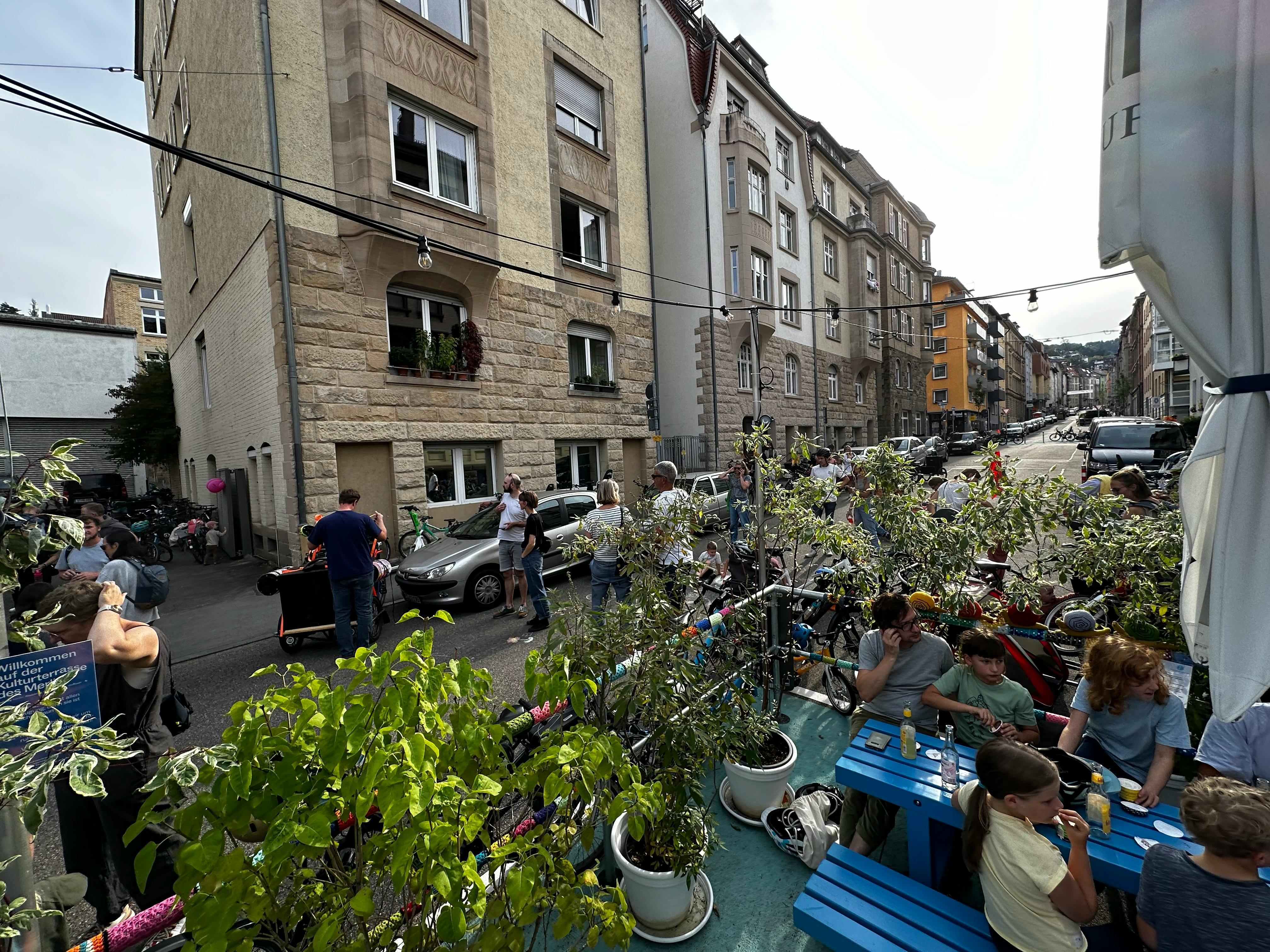 Blick in den Superblock von Stuttgart - großes Getümmel durch Kidical Mass.