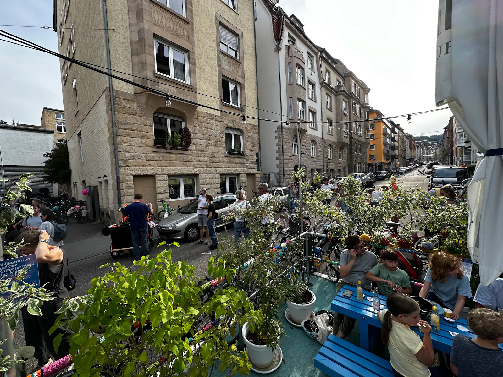 Blick in den Superblock von Stuttgart - großes Getümmel durch Kidical Mass.