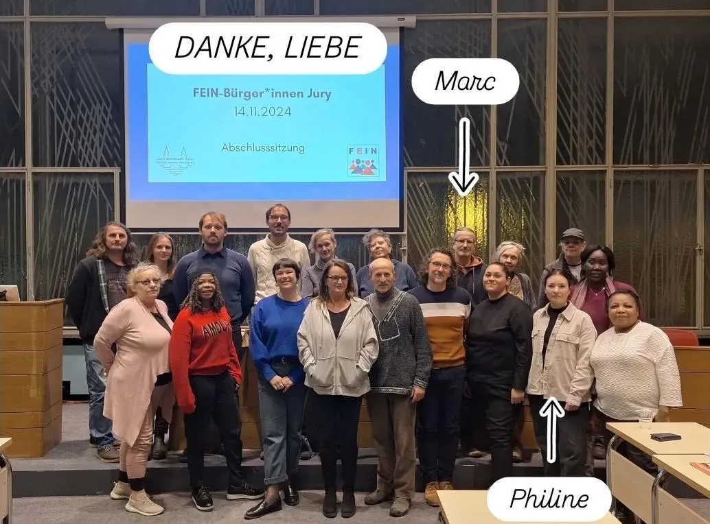 Gruppenbild von etwa 20 Personen im Rathaus Kreuzberg