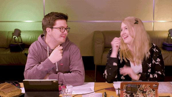 Eine Gif-Datei, die Rieke und Patze dabei zeigt, wie sie als Flynt und Elaynie ein Eis schlecken.