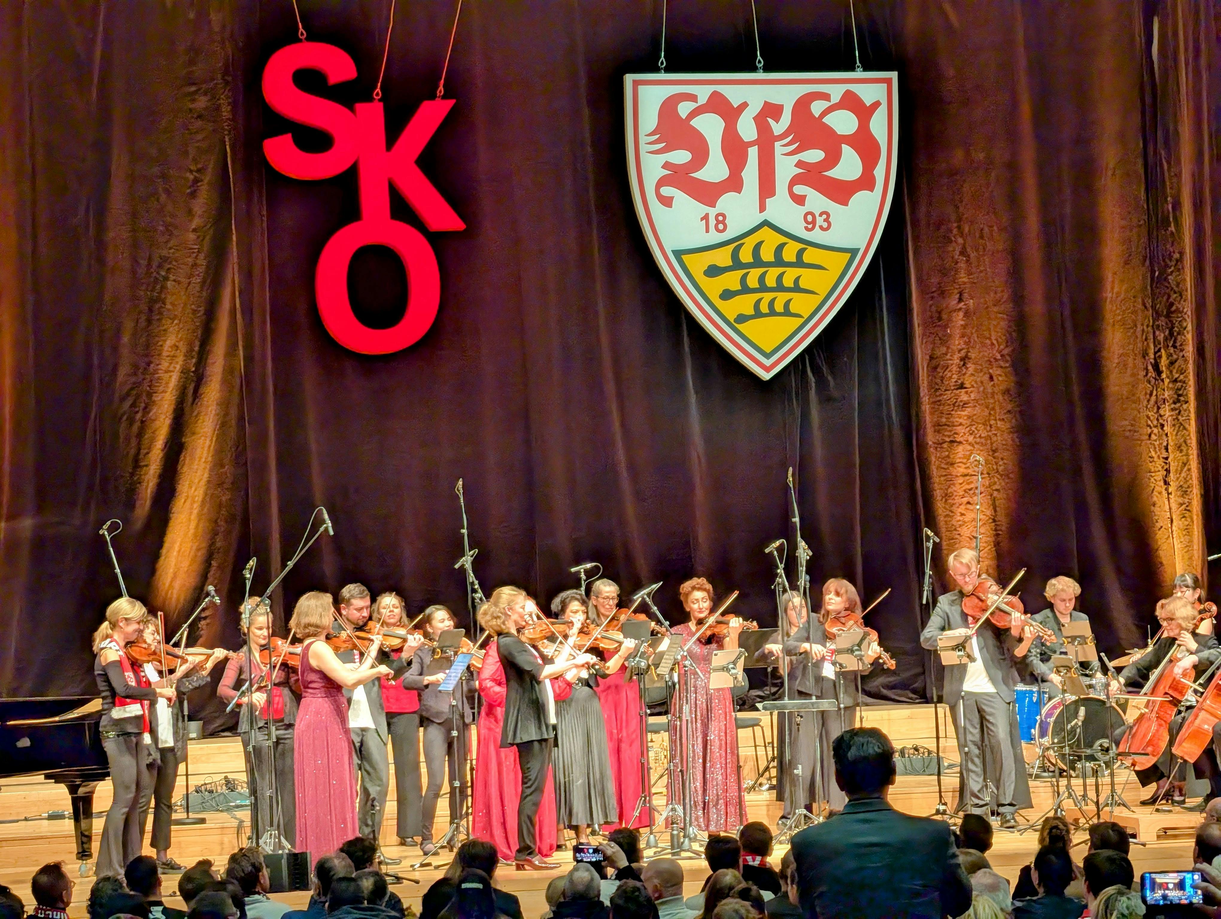 Das Stuttgarter Kammerorchester hat zusammen mit der Cannstatter Kurve ein mitreißendes Konzert in der Liederhalle gespielt. Foto: Jürgen Brand
