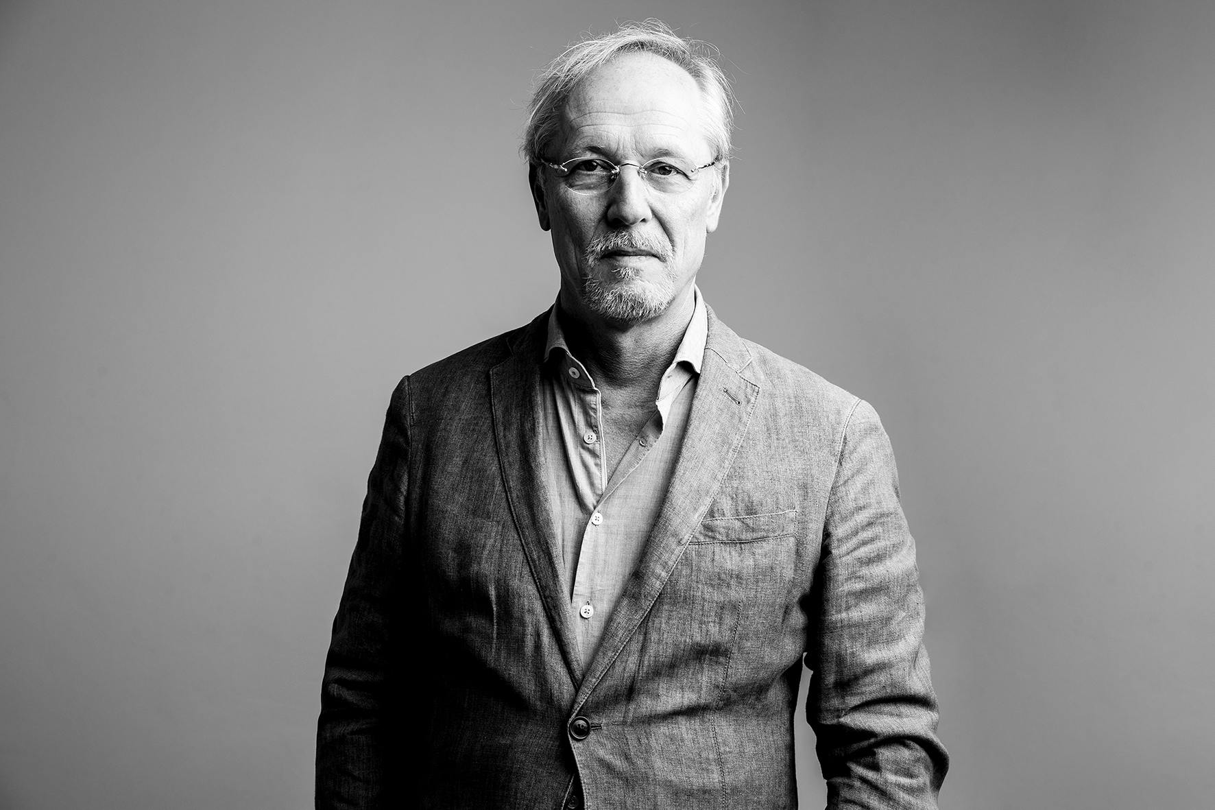 A democracy in crisis — but what kind of diagnosis leads us forward, and what leads us astray?
In his review of 'Am Volk vorbei' (Bypassing the people), Christoph Nick takes a critical look at Jörg Baberowski’s provocative claim that populism could revitalise liberal democracy — and exposes the blind spots, omissions, and troubling implications behind it...
(Available in Arabic, English, French, German & Spanish)