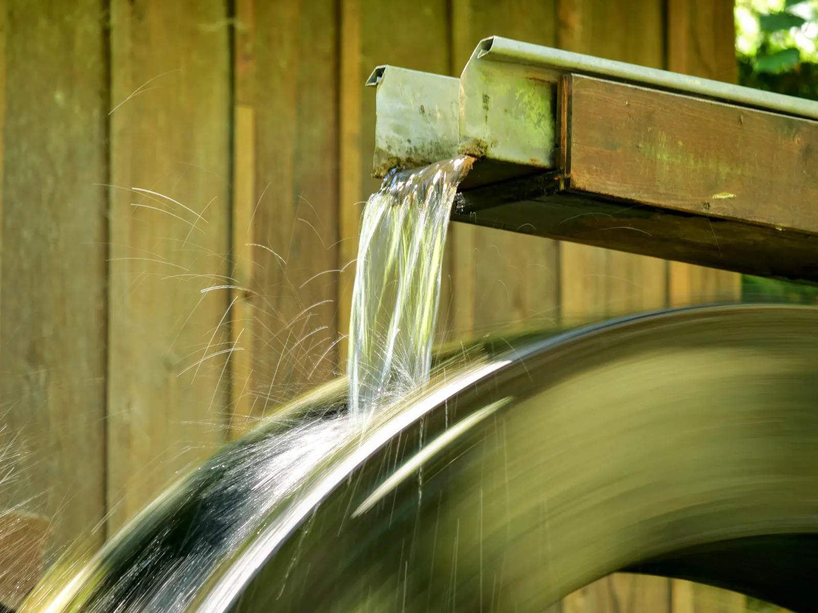 Das Wochenende wird heiß, ein bisschen Abkühlung tut gut. Und kühles Wasser bringt neue Energie. Foto: Jürgen Brand