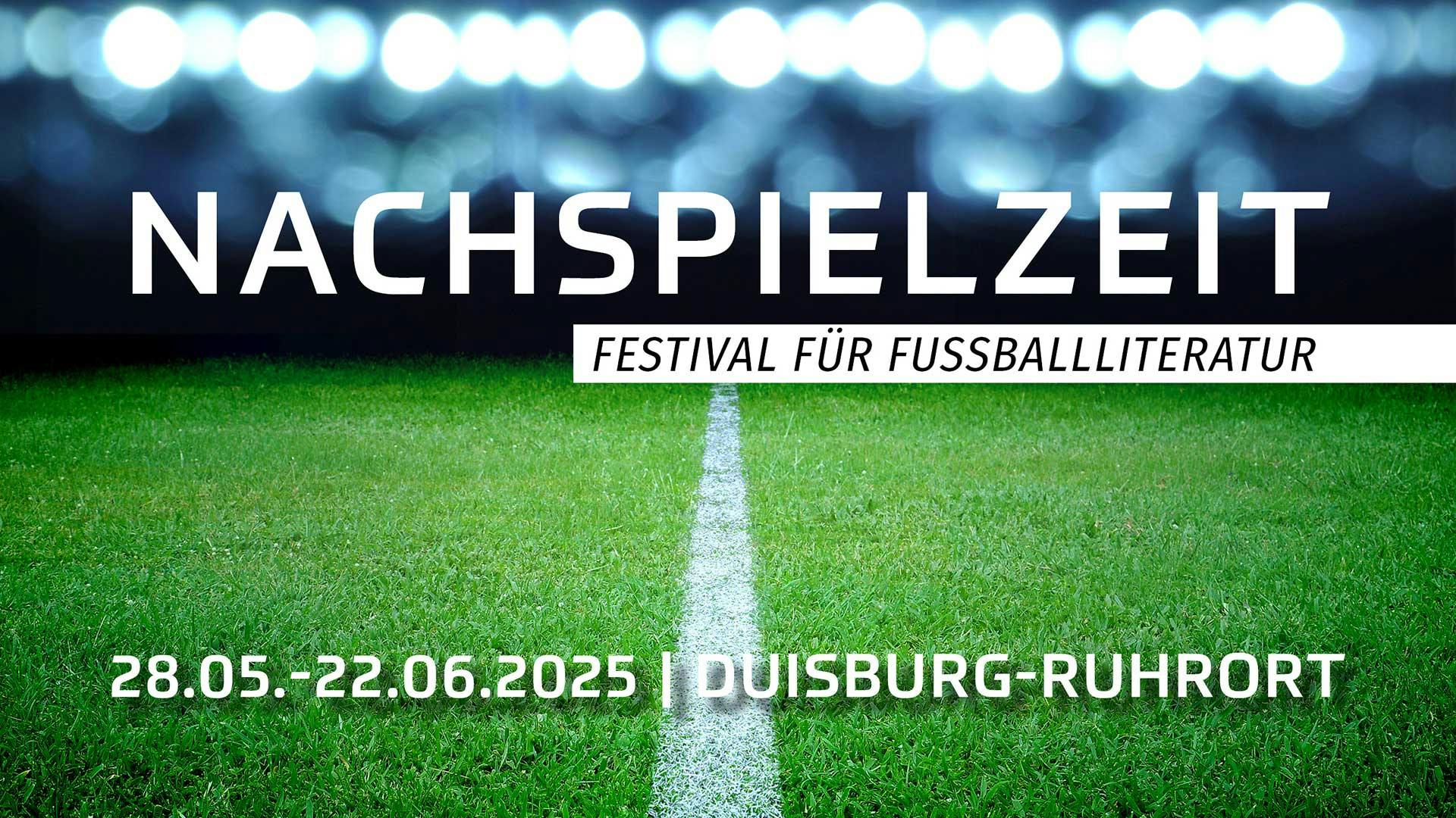 Plakat vom Festival für Fußballliteratur Nachspielzeit. Es findet von 28.5 bis zum 22.6. in Duisburg-Ruhrort statt. Symbolbild mit Nahaufnahme von Mittellinie vor Flutlicht.