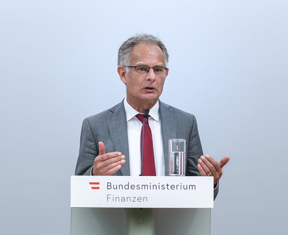 Das Bild zeigt Finanzminister Markus Marterbauer (SPÖ) bei einer Pressekonferenz am Rednerpult des Bundesministeriums für Finanzen.