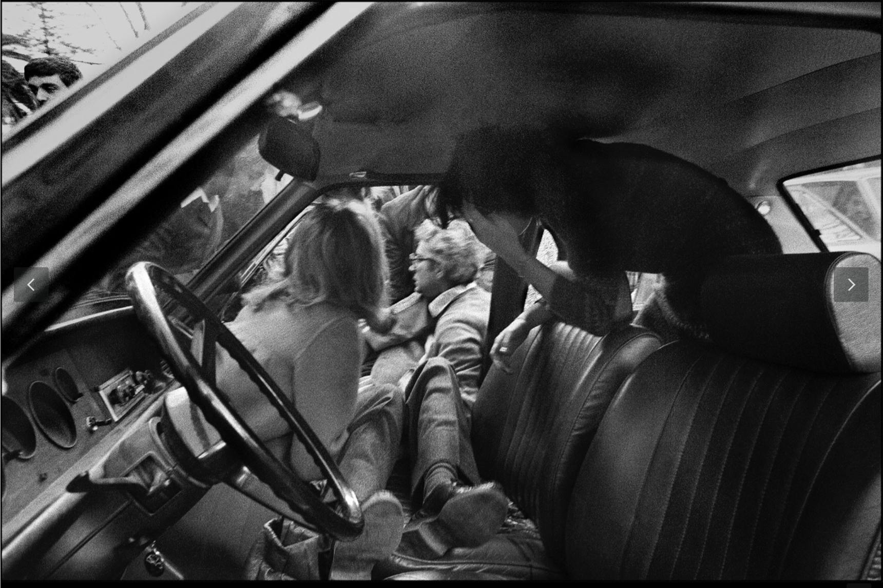 Die berühmte Fotografin Letizia Battaglia war die erste am Tatort der Ermordung Piersanti Mattarella, sie fotografierte, wie sein Bruder, der heutige Staatspräsident Sergio Mattarella die Leiche seines ermordeten Bruders aus dem Auto zog.