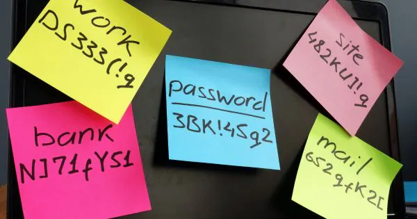 Passwörter auf Post-Its notiert kleben auf dem Monitor. / Bild: Canva
