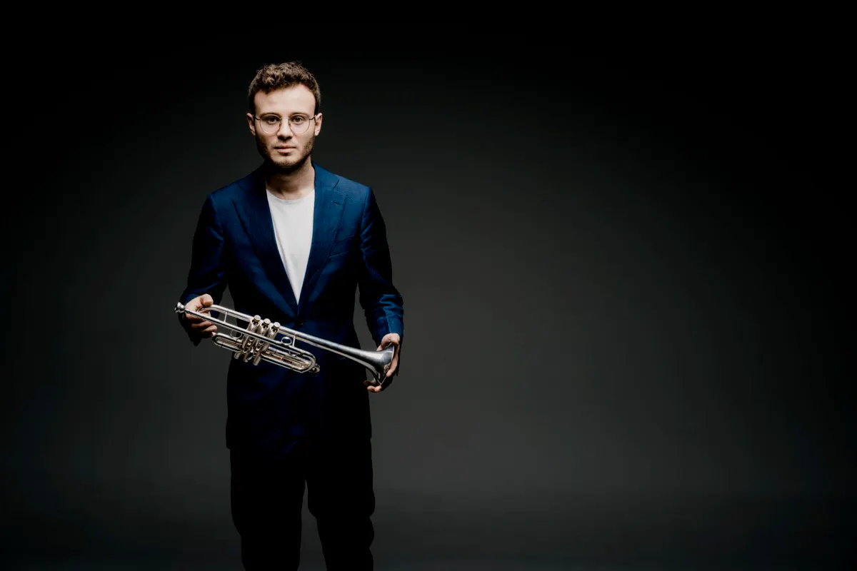 Simon Höfele mit Trompete (Foto: Marco Borggreve)