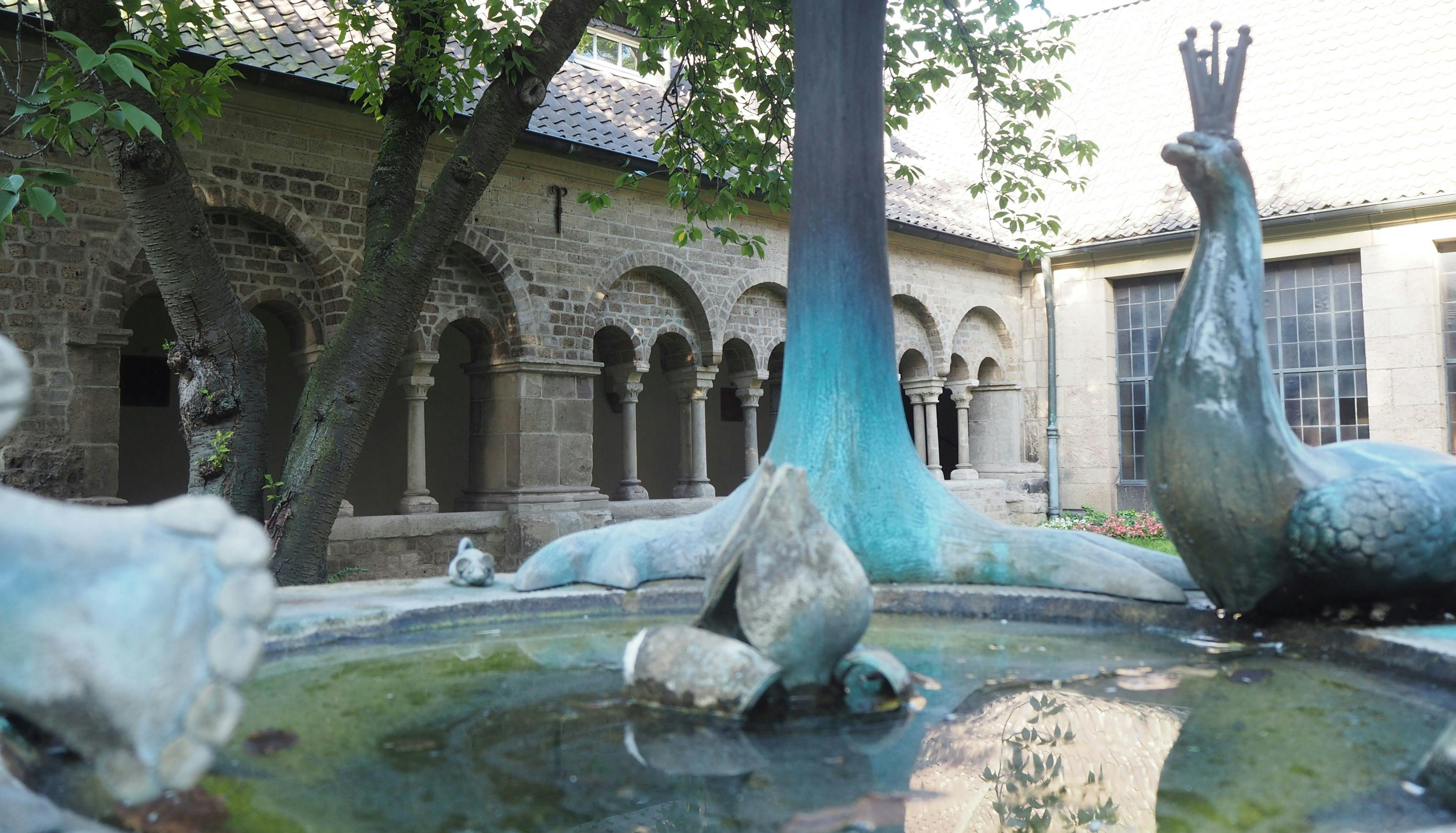 Das Bild zeigt den Märchenbrunnen im Kreuzgang der Abtei Hamborn in Duisburg.