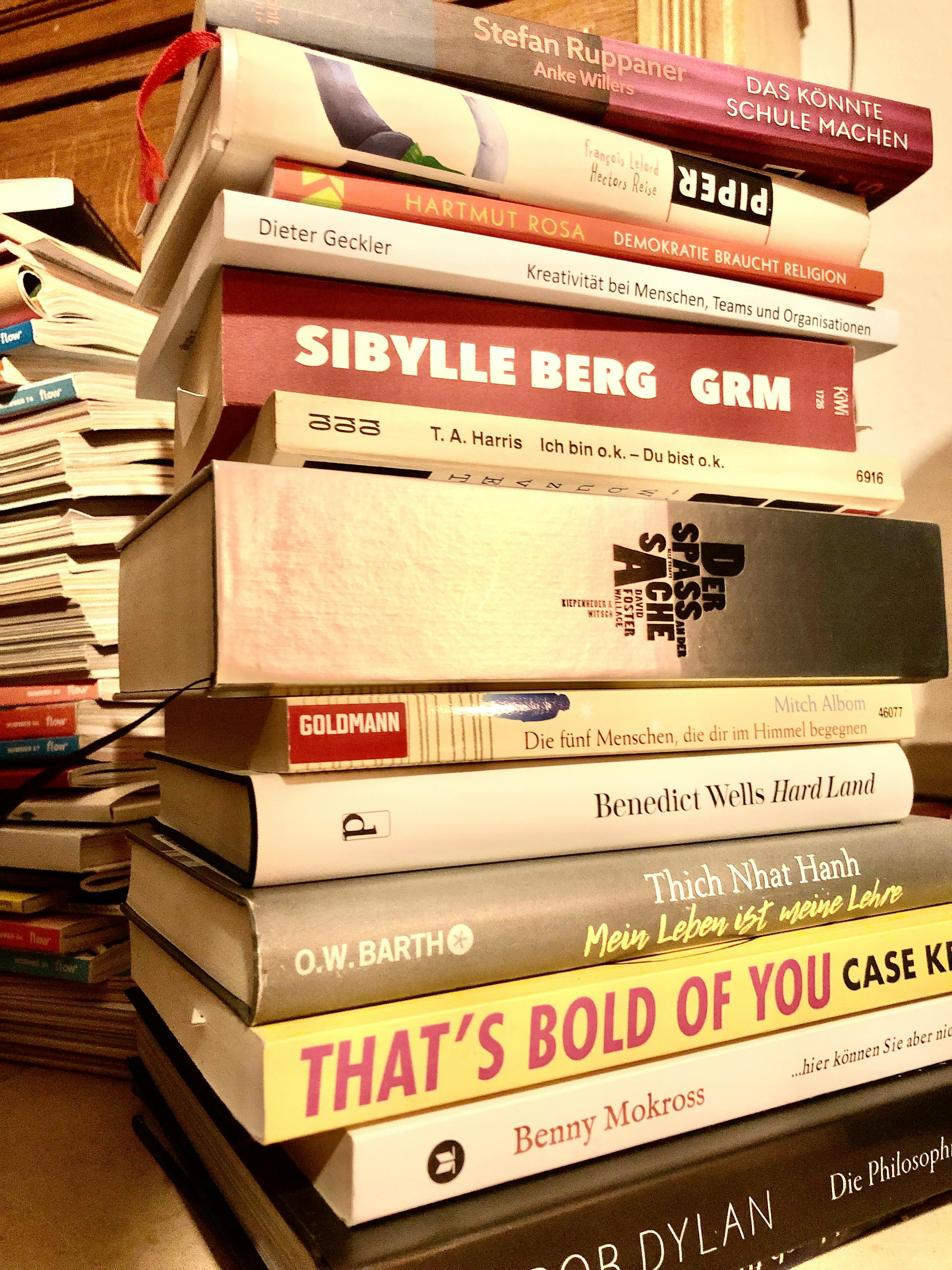 Großer Stapel mit Büchern unterschiedlicher AutorInnen