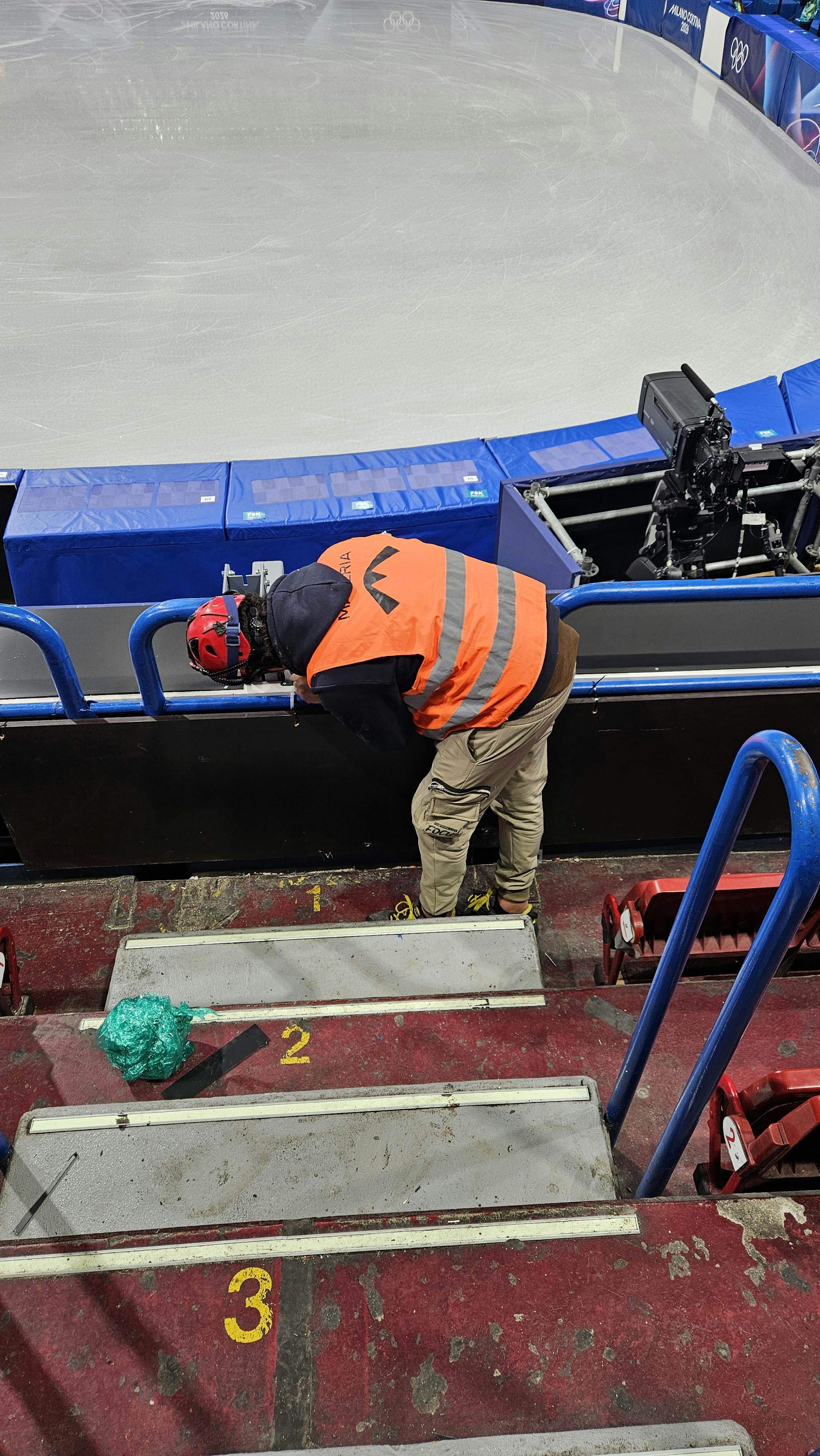 Ein Arbeiter im Einsatz in der Olympiahalle
