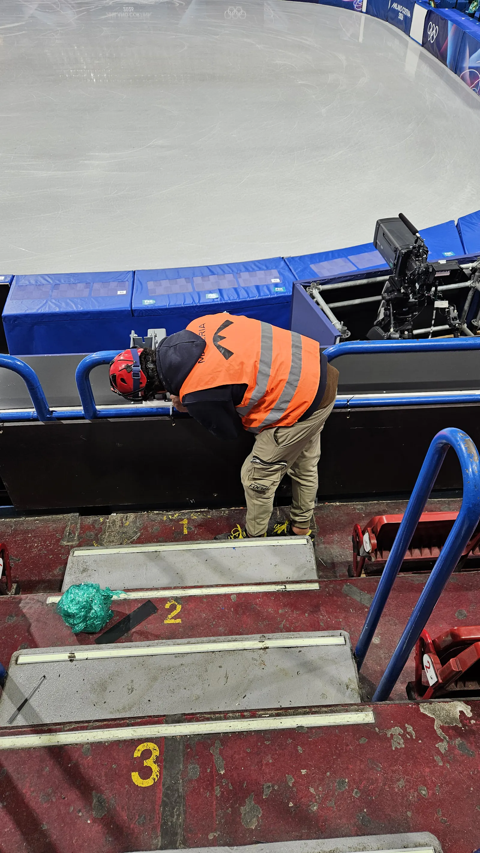 Ein Arbeiter im Einsatz in der Olympiahalle