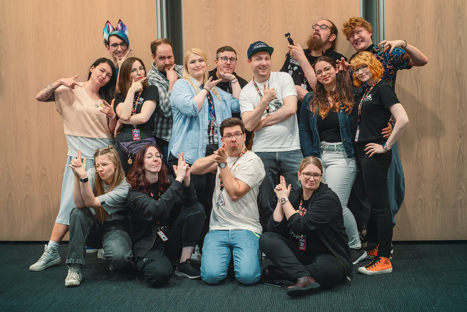Ein Foto von Cat in the Dice Bag, den Dice Actors und all ihren Helfenden. Alle machen eine lustige oder coole Pose. Darauf zu sehen sind Rubina, Philipp, Franzi, Susa, Julia, Alex, Rieke, Tim, Patze, Kelly, Carina, Max, Aylin, Daniel und Stephie.