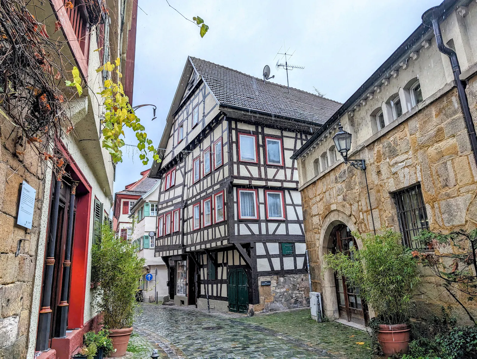 Das vermutlich ältestes Fachwerk-Wohnhaus Deutschlands steht in Esslingen. Foto: Jürgen Brand