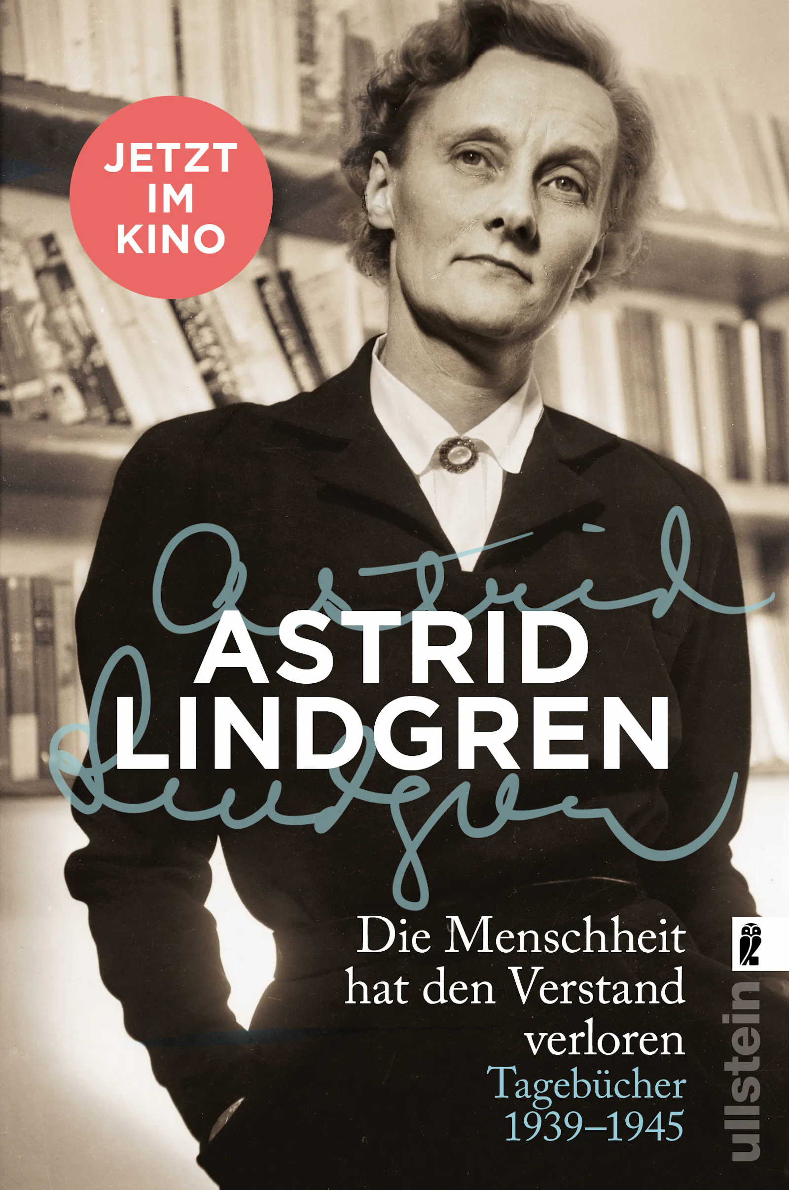 Ein Buchcover, auf dem eine Frau mit dunklem Kleid und heller Bluse zu sehen ist.