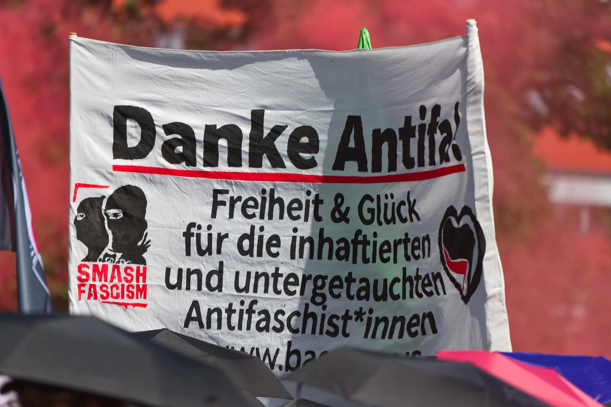 Transpi "Danke Antifa - Freiheit und Glück für die inhaftierten und untergetauchten Antifaschist*innen"