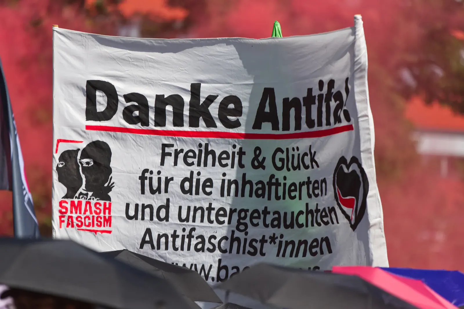 Transpi "Danke Antifa - Freiheit und Glück für die inhaftierten und untergetauchten Antifaschist*innen"