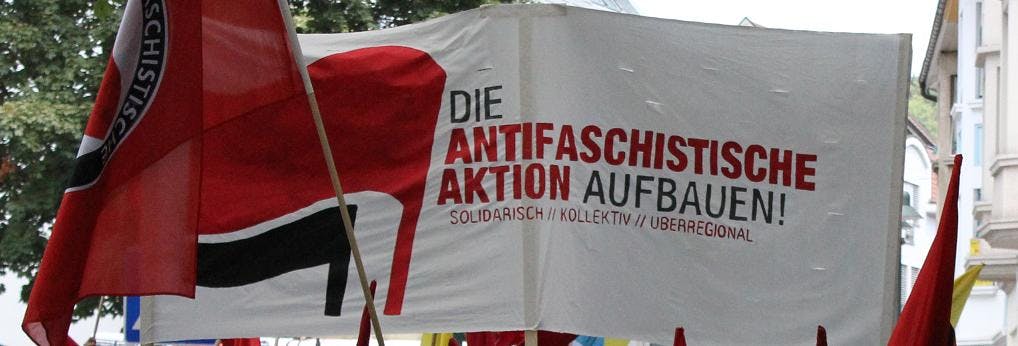 Transpi, rote Schrift: "Die Antifaschistische Aktion aufbauen. Solidarisch. Kollektiv. Überregional."