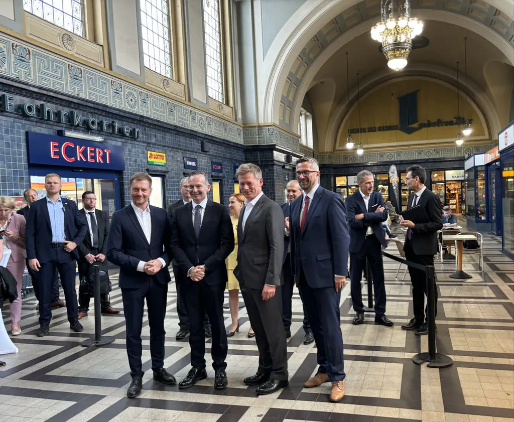 Michael Kretschmer (re.), Volker Wissing, Richard Lutz und Sachsens Wirtschaftsminister Martin Dulig (SPD) in der Wartehalle.