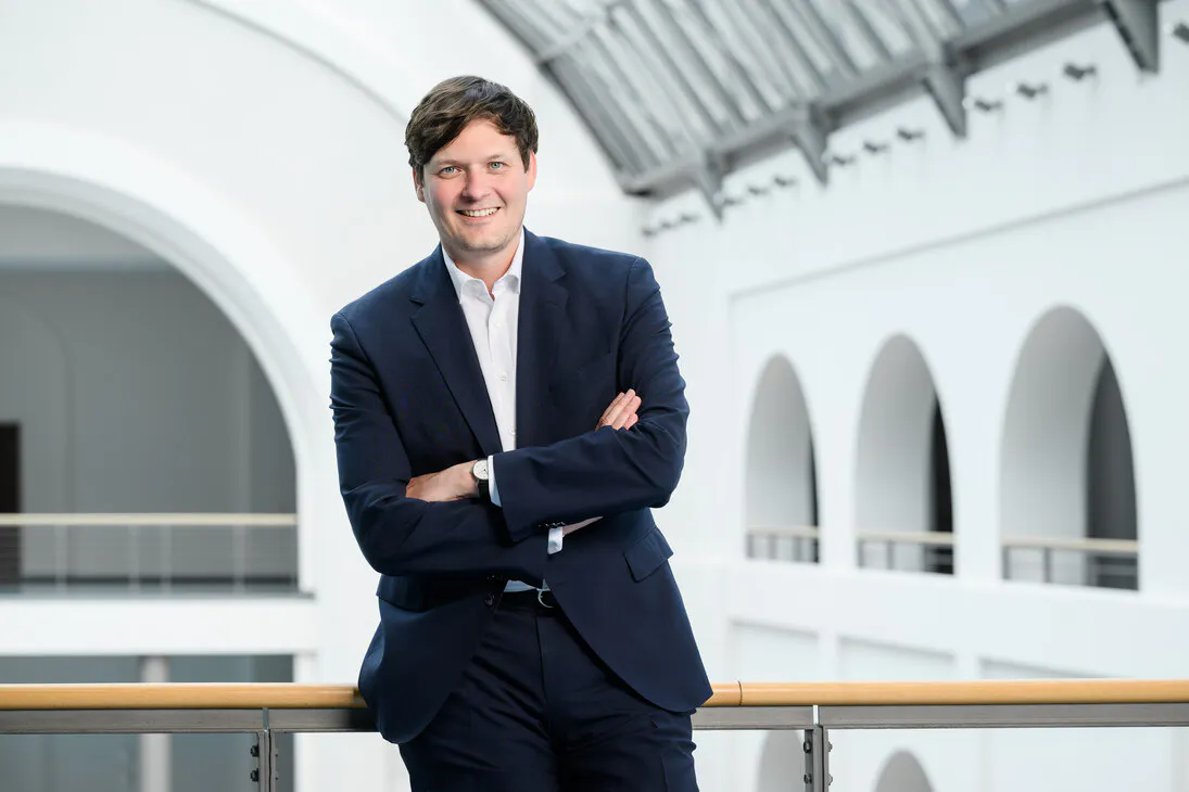 Conrad Clemens ist seit Ende letzten Jahres Sachsens Bildungsminister. Sein Maßnahmenpaket gegen Unterrichtsausfall empört Gewerkschaften und Lehrerverbände. Foto: Frank Grätz