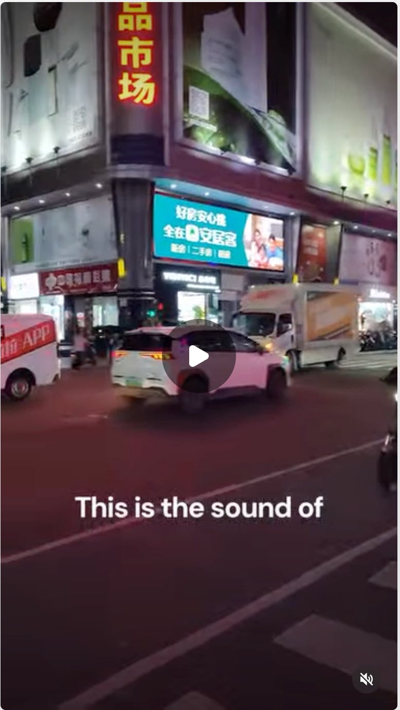 Screenshot eines Insta-Reels, das eine Straßenkreuzung in Shenzhen zeigt.