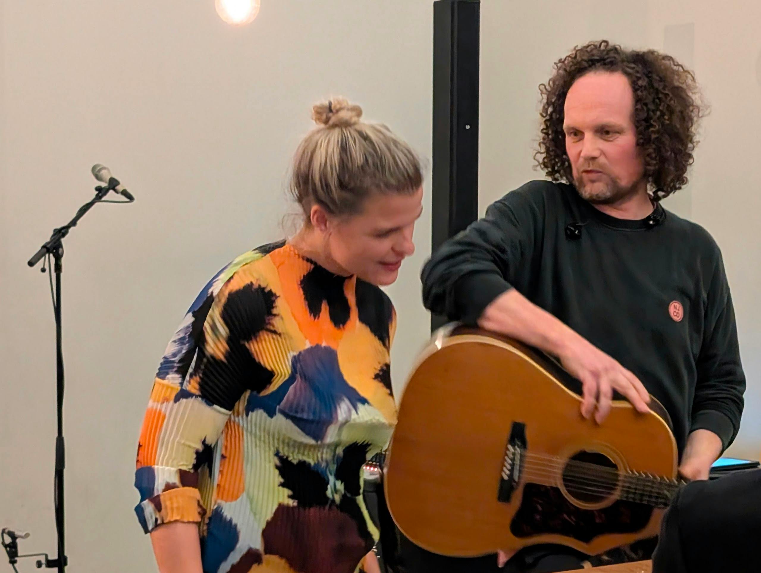 Sara Dahme im Gespräch mit dem Musiker Benjakob im club traube in Gaisburg. Foto: Jürgen Brand