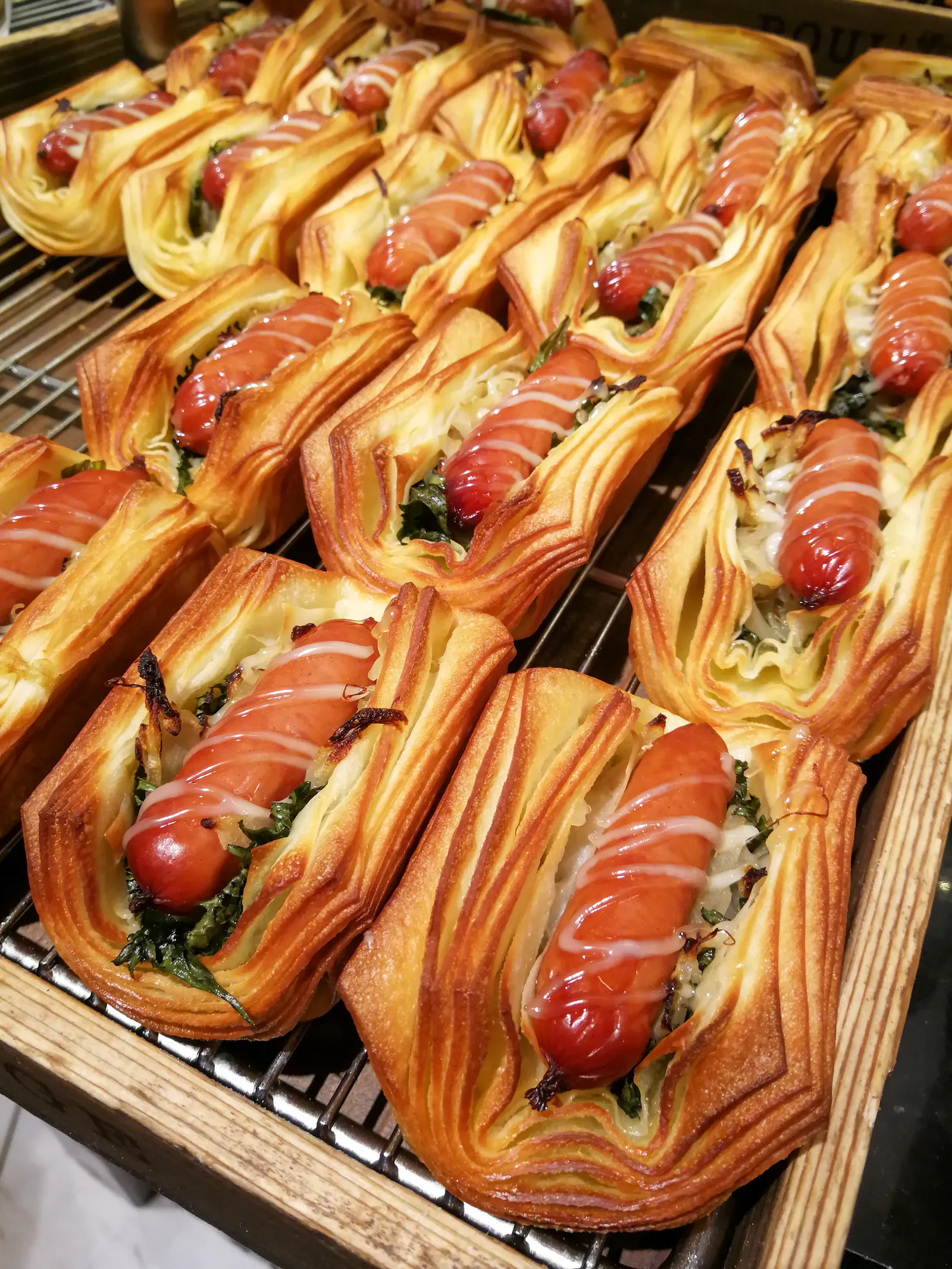 Für deutsche Augen außergewöhnliche Kreationen und Kombinationen sind in vielen japanischen Handwerksbäckereien Alltag. Bis zu 200 verschiedene Sorten werden pro Tag gebacken.