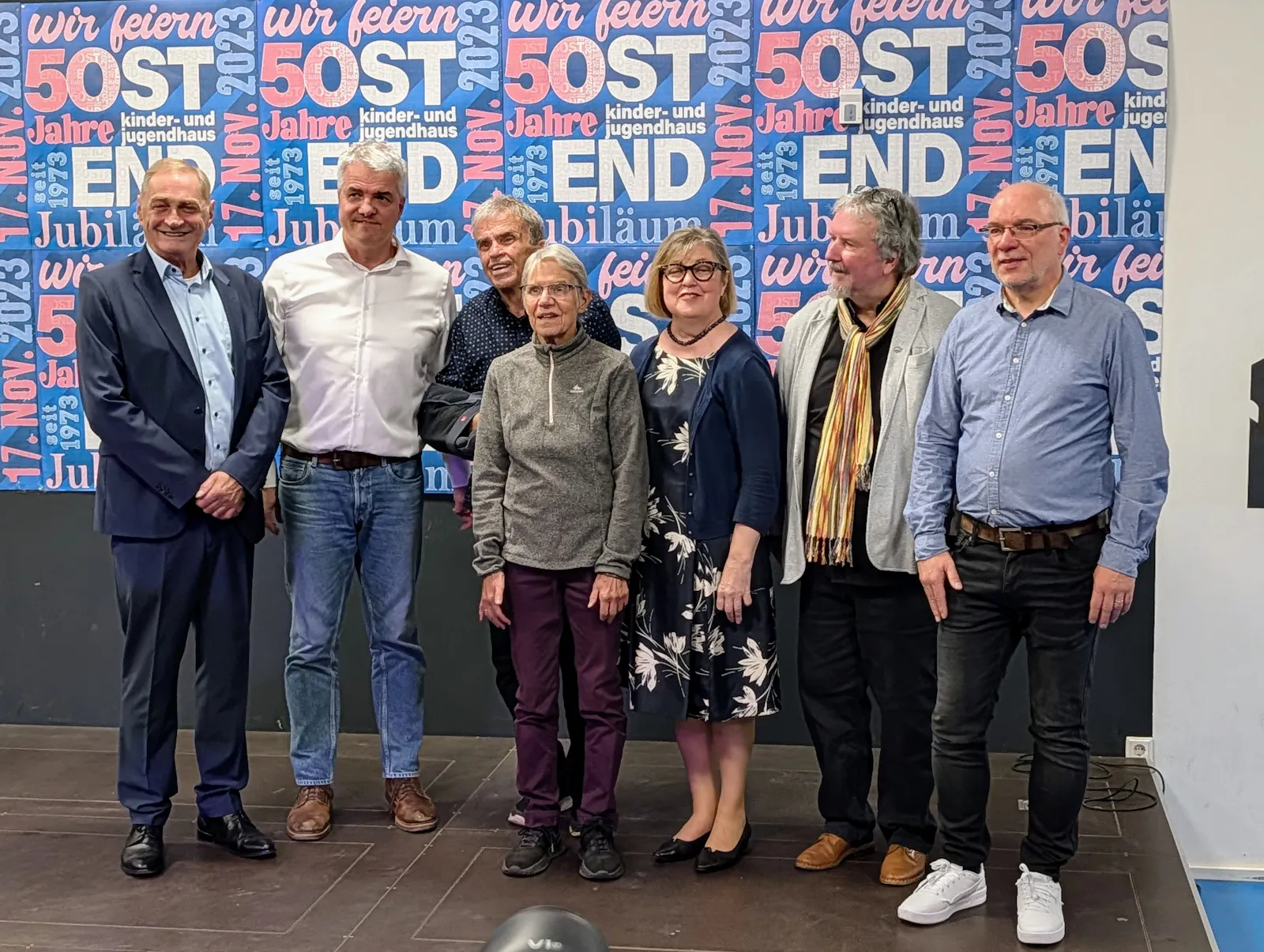 Der Bezirksvorsteher von Stuttgart-Ost hat beim Bürgerempfang im Jugendhaus Ostend Landesehrennadeln und Ehrenmünzen der Landeshauptstadt Stuttgart an bürgerschaftlich Engagierte aus dem Stadtbezirk verliehen (von links): Bezirksvorsteher Armin Serwani, Thomas Walter (Sportbund Stuttgart), Peter Obst (VfL Stuttgart), Ann-Kathrin Obst (VfL Stuttgart), Alla Deringer (mehrere Ehrenämter), Ulrich Gohl (u.a. langjähriger Bezirksbeirat, Muse-O) und Jörg Trüdinger (u.a. langjähriger Bezirksbeirat, Flohmarkt Karlsplatz). Foto: Jürgen Brand