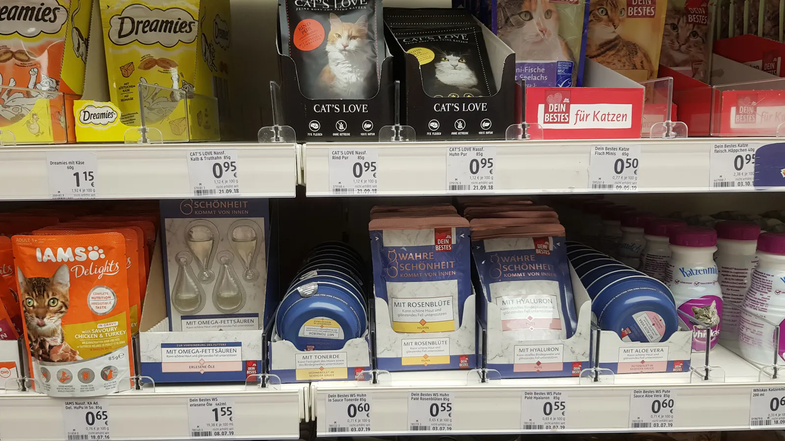 Drogeriemarkt-Regal-Durcheinander von Katzenfutter und Menschenpflegeprodukten