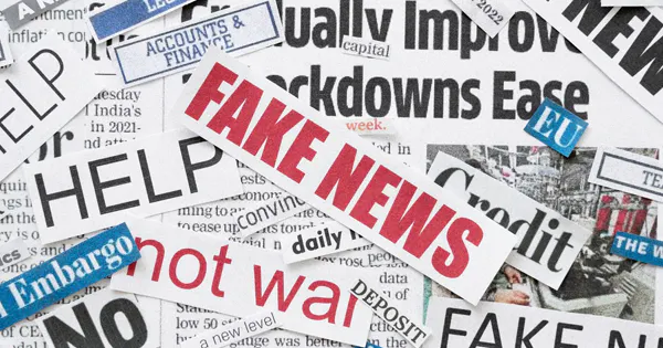 Zeitungsausschnitte samt Schriftzug "Fake News" / Bild: Freepik