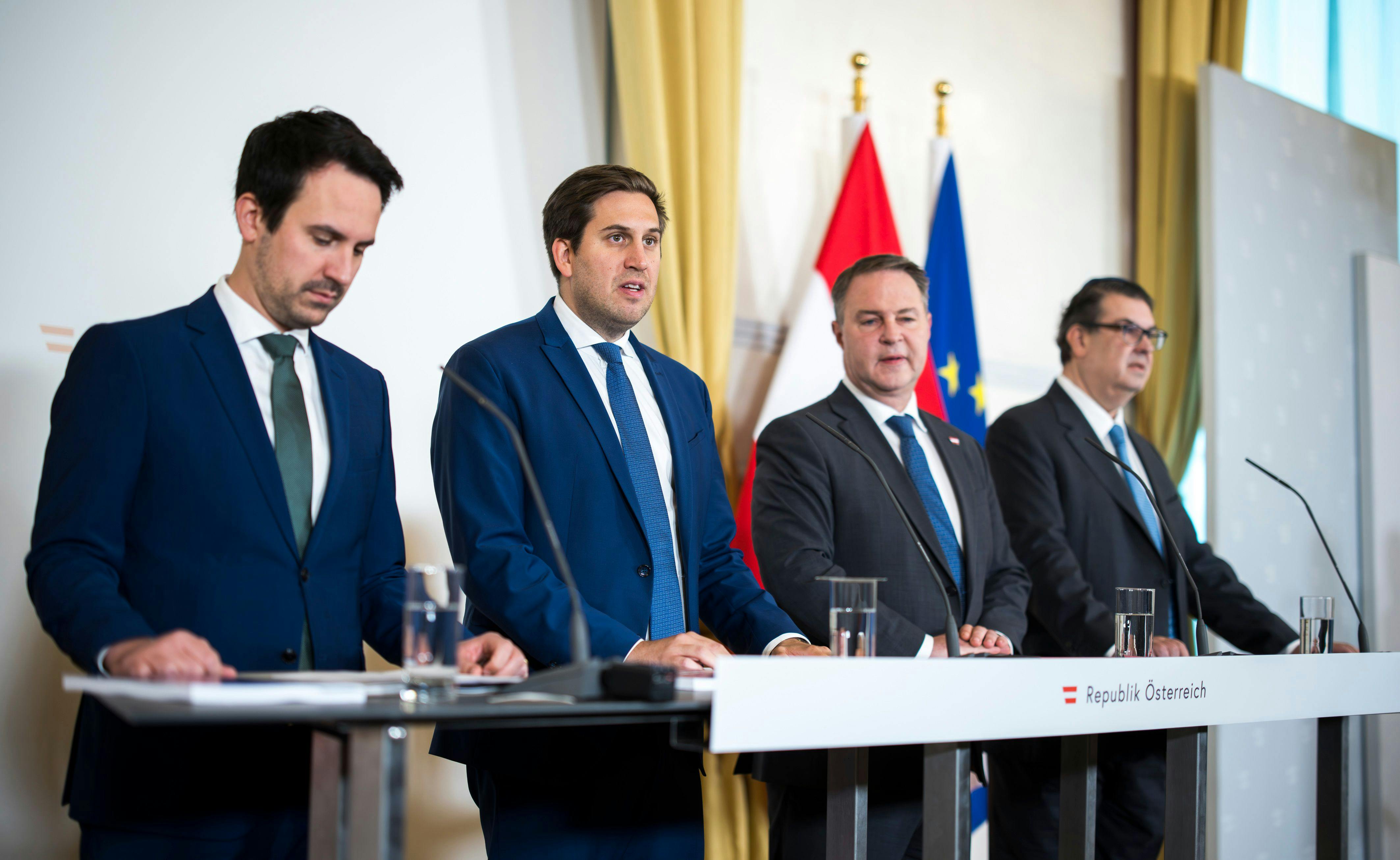 Das Foto zeigt eine Pressekonferenz mit Staatssekretär Alexander Pröll (2.von links) gemeinsam mit Vizekanzler Andreas Babler (2. von rechts), Bundesminister Christoph Wiederkehr (links) und Oskar Deutsch, Präsident der Israelitischen Religionsgesellschaft Österreichs (rechts)