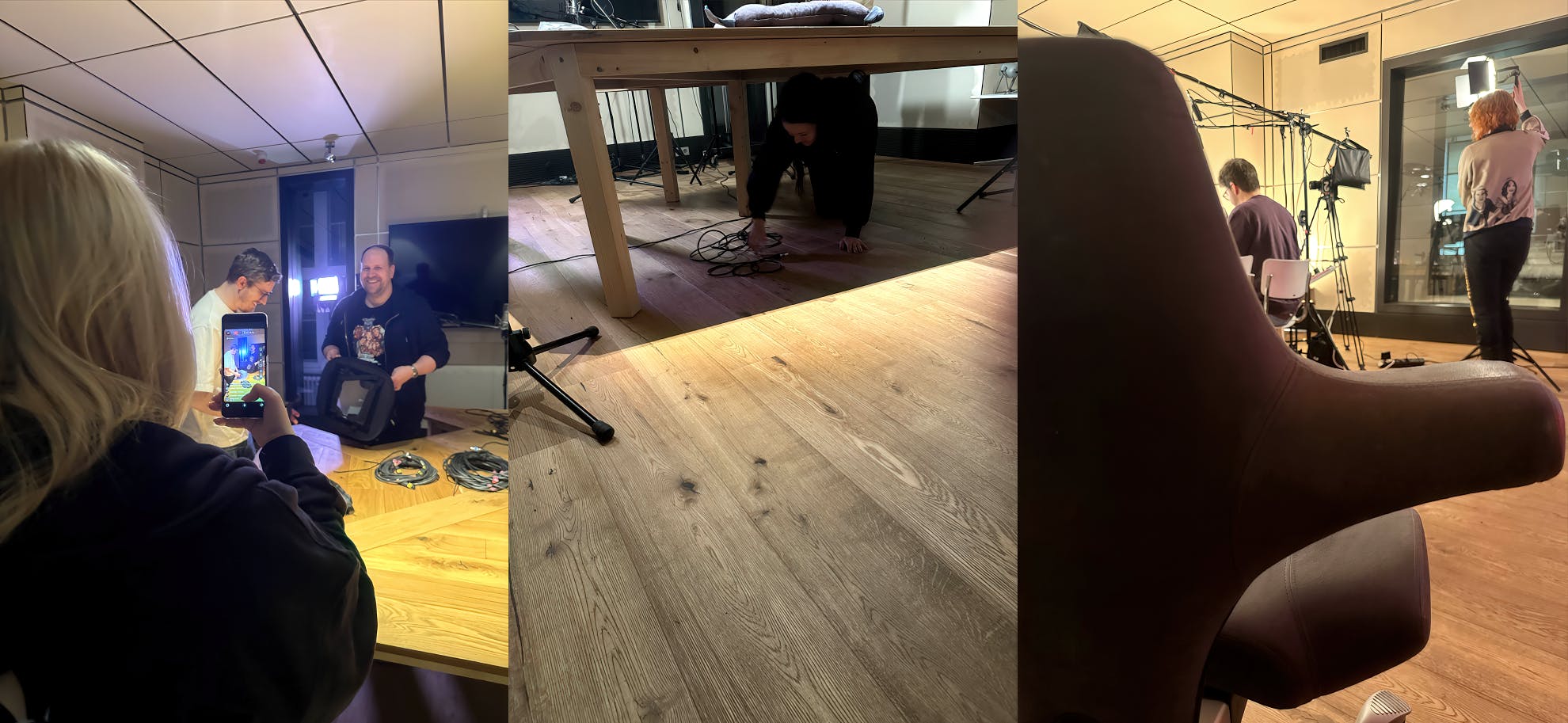 Collage aus drei Fotos vom Studioaufbau: Links filmt Rieke mit ihrem Handy Tim und Alex hinter unserem Spieltisch beim Aufbau der Technik. In der Mitte kniet Rubi unterm Tisch und ordnet Kabel. Rechts sieht man Licht- und Kamera-Equipment sowie Stephie, die im Studio eine Leuchte ausrichtet. Davor sitzt Patze mit dem Rücken zur Kamera am Spieltisch.